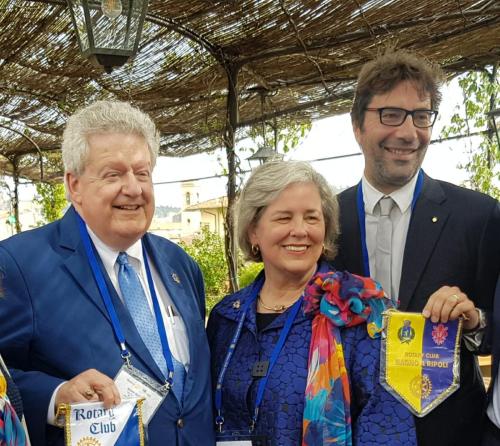 Duccio-Viligiardi-Presidente-del-RC-Bagno-a-Ripoli-con-il-Presidente-del-Rotary-International-2019-20-Mark-D.-Maloney-e-signora